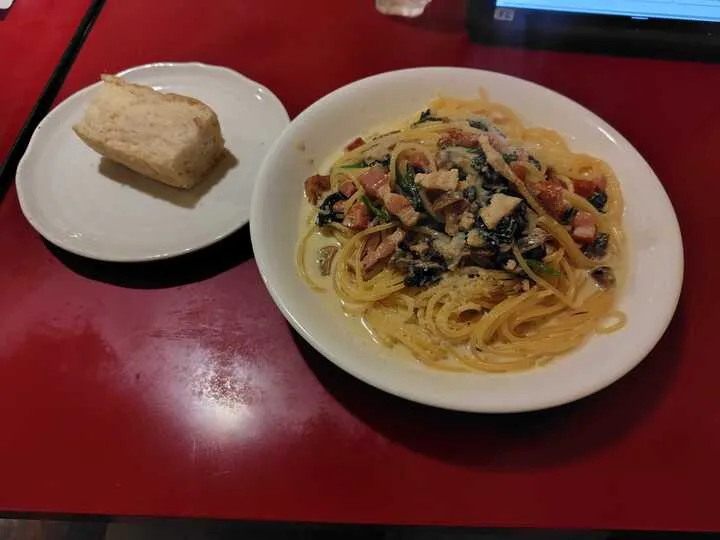 クリームソースのパスタ