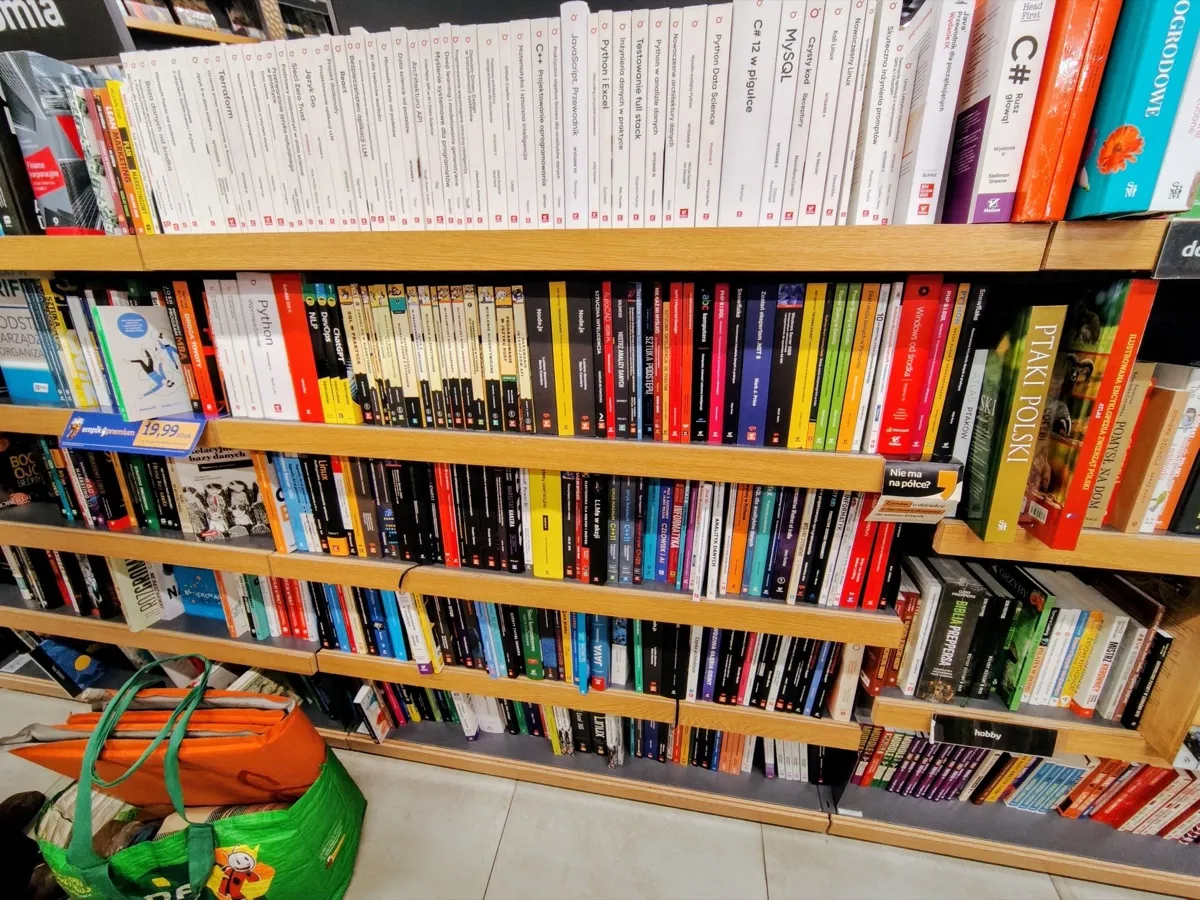 ワルシャワの本屋の技術書コーナー、ここにもオライリーがある